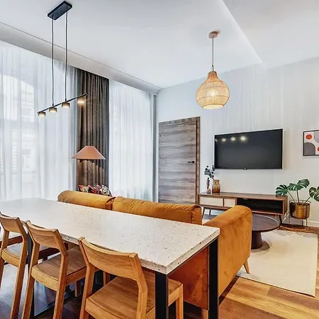 Domillion 2bdr Modern Old Town Retreat So1d דירה