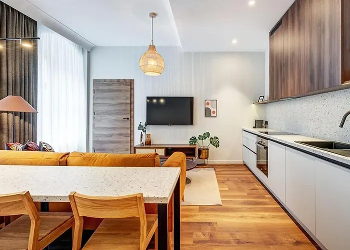 Domillion 2bdr Modern Old Town Retreat So1d דירה